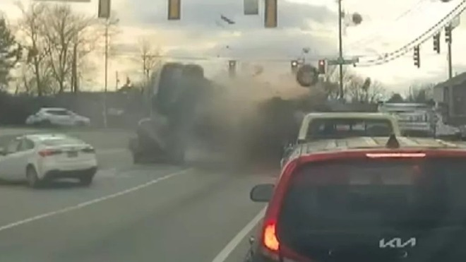 Cụ b&agrave; 83 tuổi l&aacute;i &ocirc; t&ocirc; đạp nhầm ch&acirc;n ga g&acirc;y tai nạn li&ecirc;n ho&agrave;n - Ảnh 2.