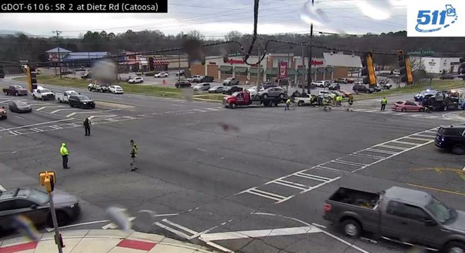 Cụ b&agrave; 83 tuổi l&aacute;i &ocirc; t&ocirc; đạp nhầm ch&acirc;n ga g&acirc;y tai nạn li&ecirc;n ho&agrave;n - Ảnh 1.