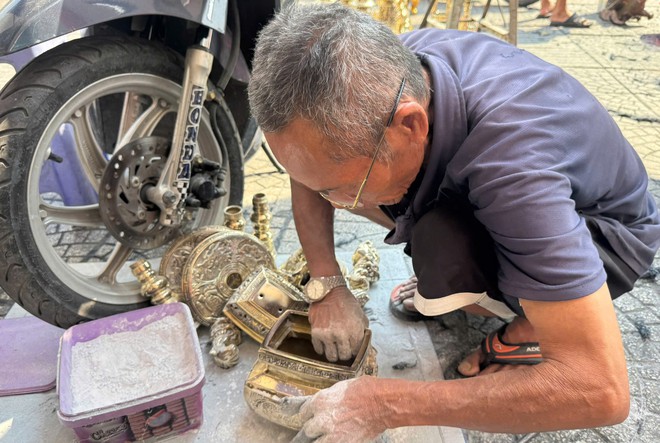 Nghề đ&aacute;nh b&oacute;ng lư đồng ở TP.HCM: 'Ngẩng đầu l&ecirc;n th&igrave; đ&atilde; chiều 30 tết'- Ảnh 2.