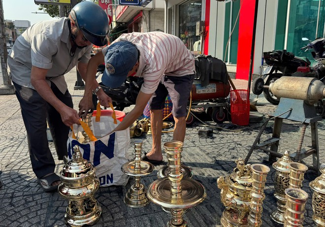 'Đệ tử ch&acirc;n truyền' hơn 20 năm theo nghề đ&aacute;nh b&oacute;ng lư đồng- Ảnh 5.