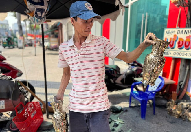 'Đệ tử ch&acirc;n truyền' hơn 20 năm theo nghề đ&aacute;nh b&oacute;ng lư đồng- Ảnh 4.