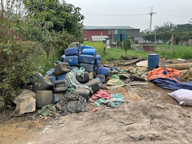 Tạm giữ 3 chủ xưởng ph&acirc;n kim xả 7 tấn chất thải nguy hại ra m&ocirc;i trường- Ảnh 2.