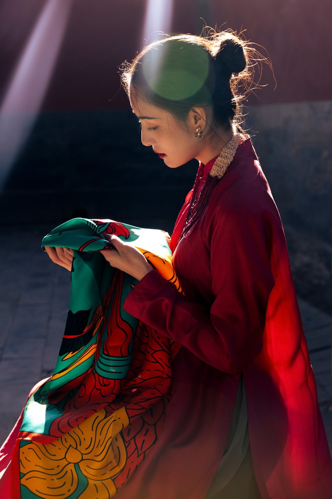 Cảm nhận vẻ đẹp áo dài khăn lụa trong mùa xuân 2026 - Ảnh 4.