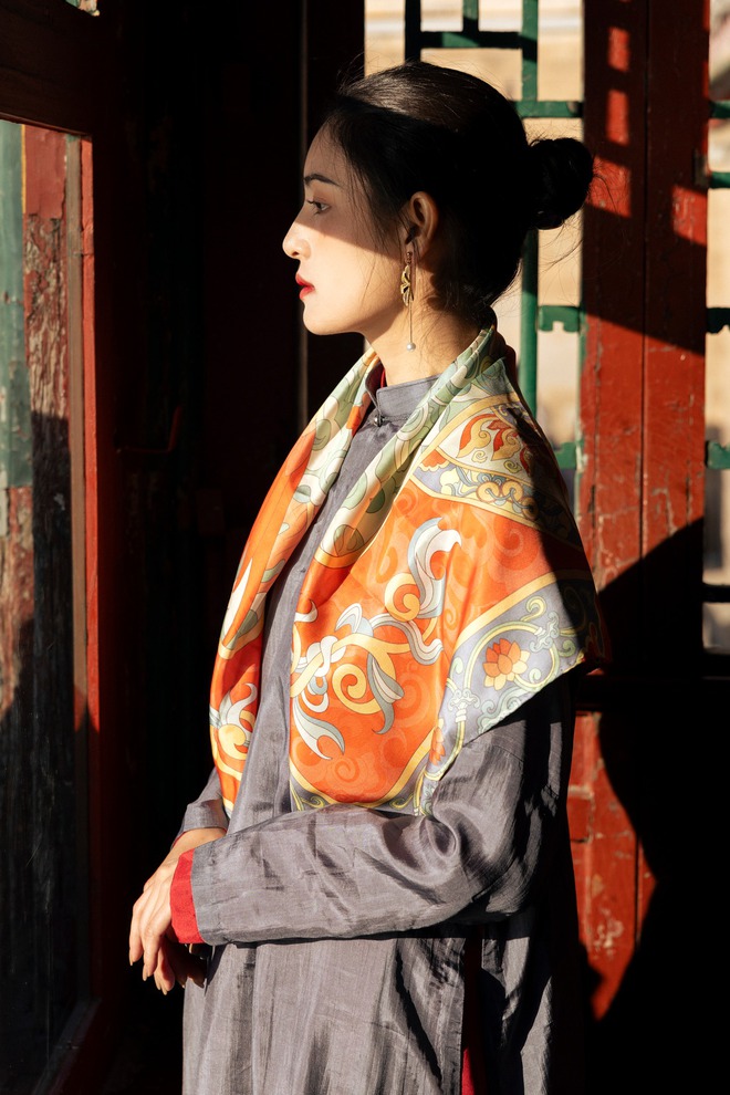 Cảm nhận vẻ đẹp áo dài khăn lụa trong mùa xuân 2026 - Ảnh 9.