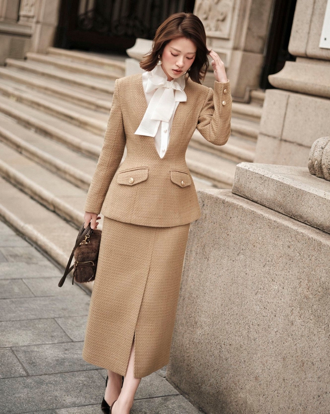 Làm mới phong cách hằng ngày cùng áo sơ mi cổ điển, sơ mi thắt nơ...- Ảnh 5.