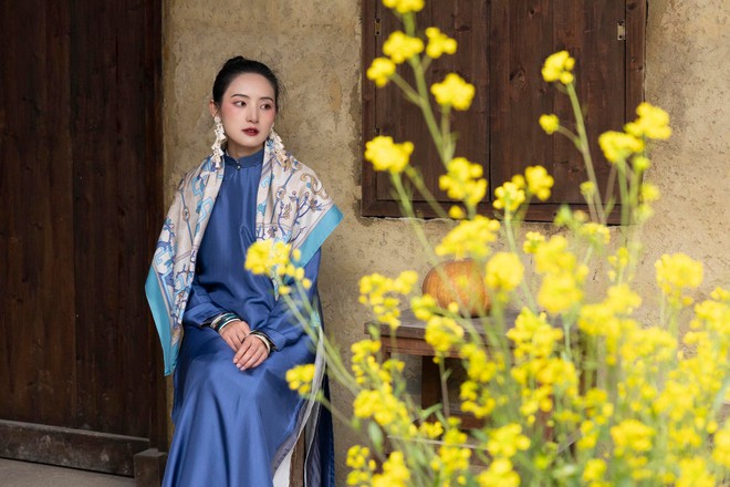 Cảm nhận vẻ đẹp áo dài khăn lụa trong mùa xuân 2026 - Ảnh 6.