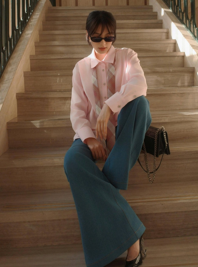 Làm mới phong cách hằng ngày cùng áo sơ mi cổ điển, sơ mi thắt nơ...- Ảnh 7.