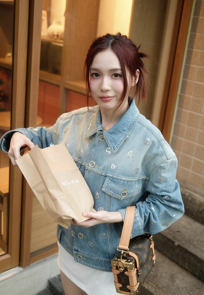 Bản phối đời thường trở nên ấn tượng hơn với. áo khoác denim  - Ảnh 8.