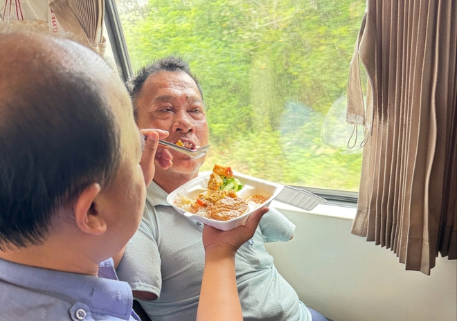 Chuyến t&agrave;u đặc biệt của h&agrave;nh kh&aacute;ch mất tứ chi mang lại t&igrave;nh người ấm &aacute;p - Ảnh 4.