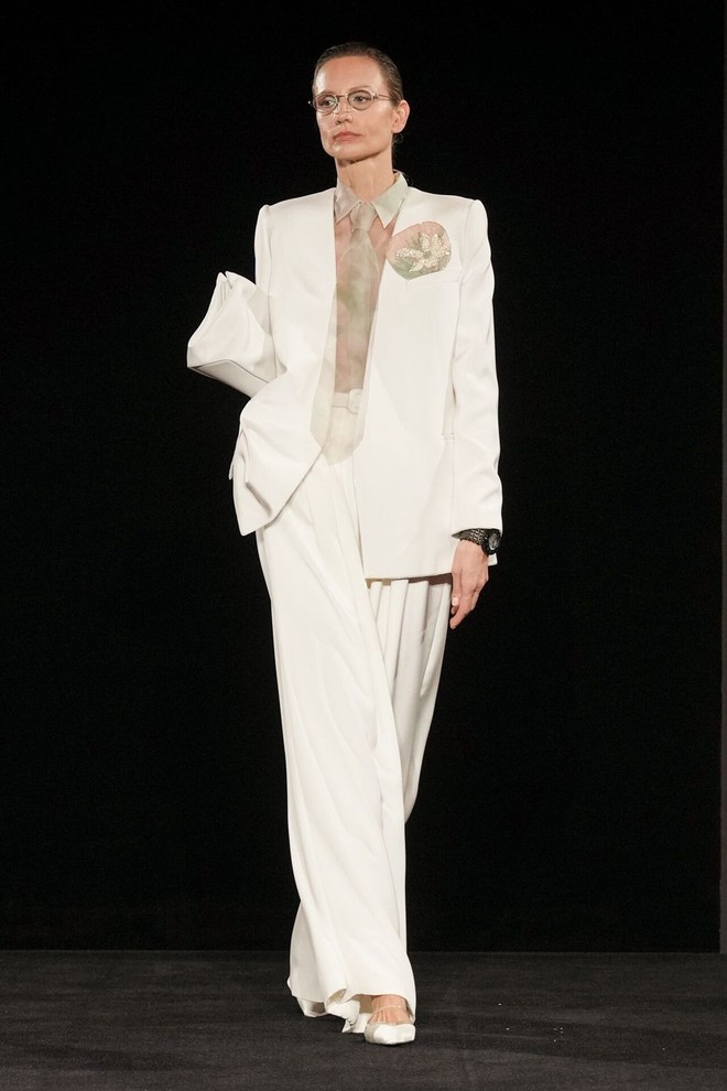 Quần suông vải mềm: bí quyết mặc thanh lịch mà không lộ khuyết điểm - Ảnh 3.