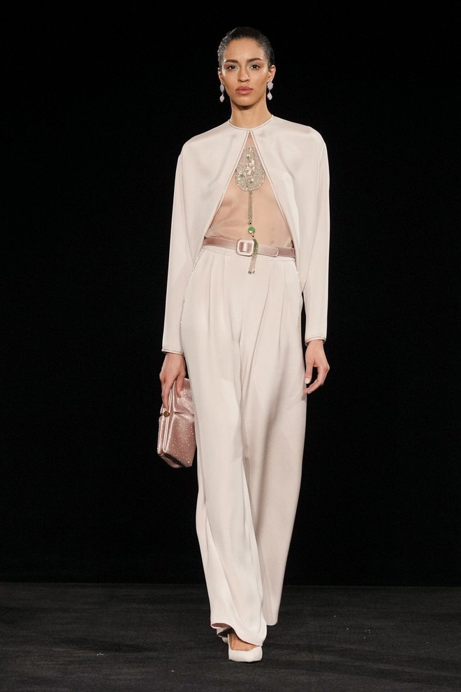 Quần suông vải mềm: bí quyết mặc thanh lịch mà không lộ khuyết điểm - Ảnh 5.