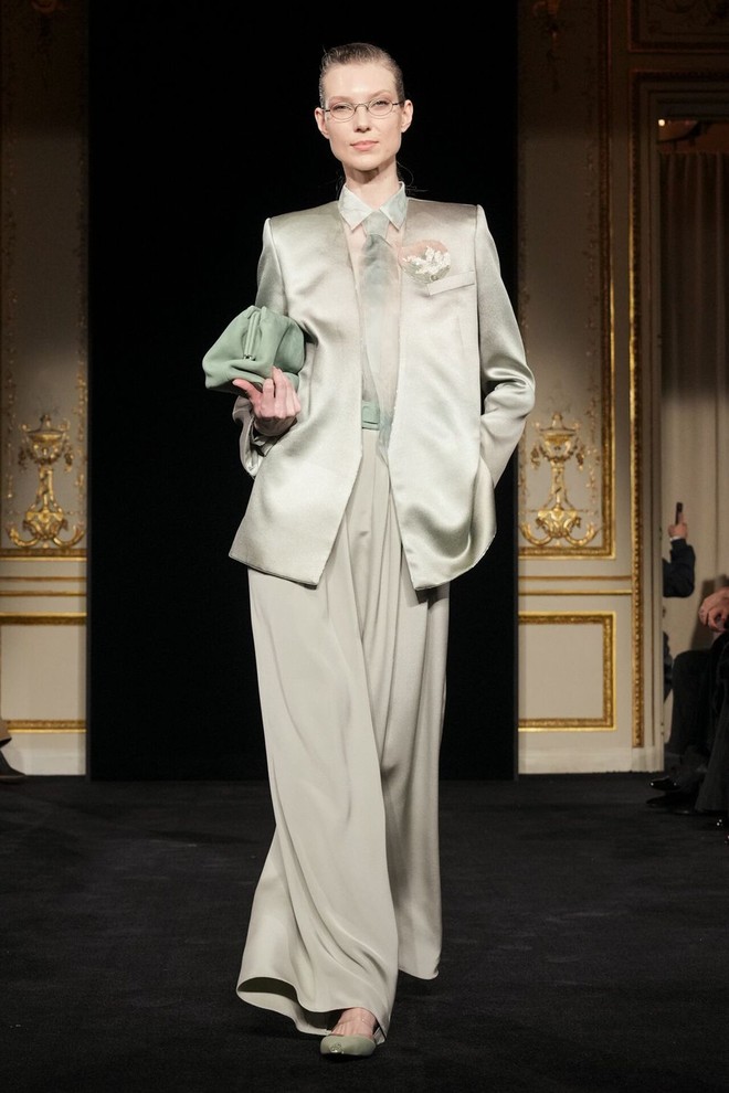 Quần suông vải mềm: bí quyết mặc thanh lịch mà không lộ khuyết điểm - Ảnh 2.