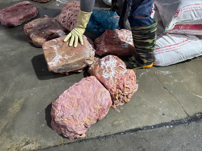 Công an Hà Nội thu hơn 60 tấn lòng lợn bẩn tại Công ty Dũng Phát- Ảnh 5. Công an Hà Nội thu hơn 60 tấn lòng lợn bẩn tại Công ty Dũng Phát- Ảnh 5.