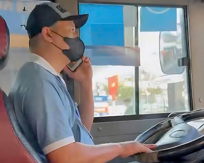 Xử phạt 2 t&agrave;i xế xe bu&yacute;t sử dụng điện thoại khi l&aacute;i xe - Ảnh 2.