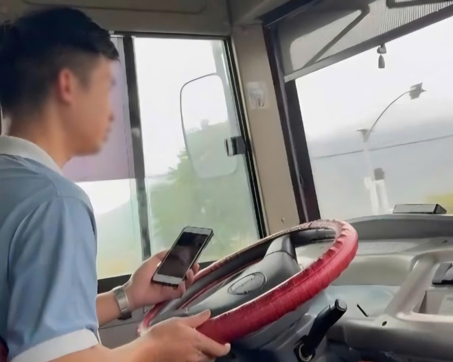 Xử phạt 2 t&agrave;i xế xe bu&yacute;t sử dụng điện thoại khi l&aacute;i xe - Ảnh 1.
