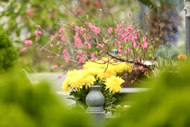 Tảo mộ cận tết, người phụ nữ bật kh&oacute;c nghĩ về chồng đ&atilde; khuất - Ảnh 10.