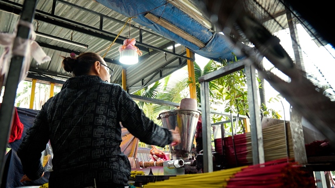L&agrave;m nhang tết ở TP.HCM: Người gi&agrave; mong người trung ni&ecirc;n giữ nghề - Ảnh 9.