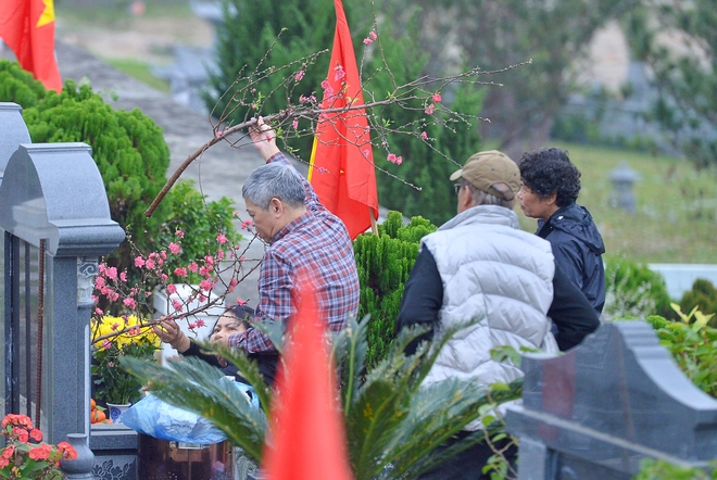 Tảo mộ cận tết, người phụ nữ bật kh&oacute;c nghĩ về chồng đ&atilde; khuất - Ảnh 8.