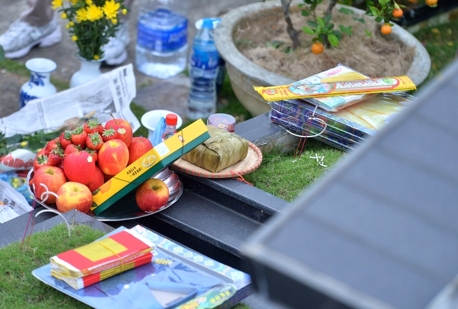 Tảo mộ cận tết, người phụ nữ bật kh&oacute;c nghĩ về chồng đ&atilde; khuất - Ảnh 9.