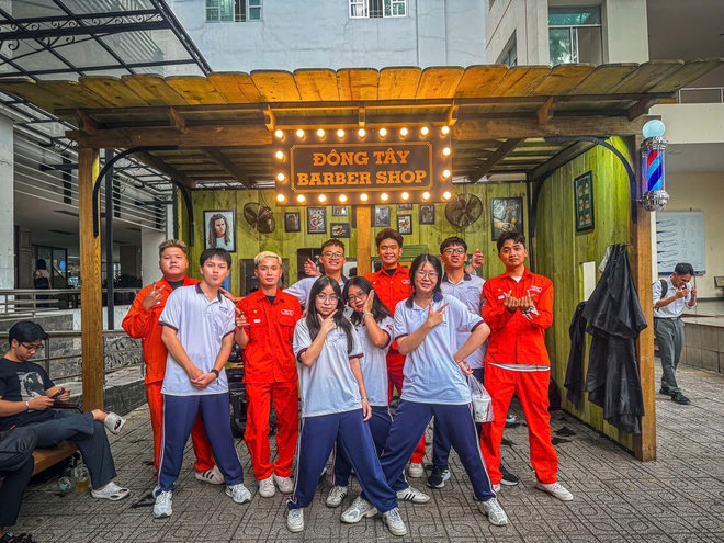 Xếp hàng 30-45 phút để được cắt tóc miễn phí - Ảnh 7.