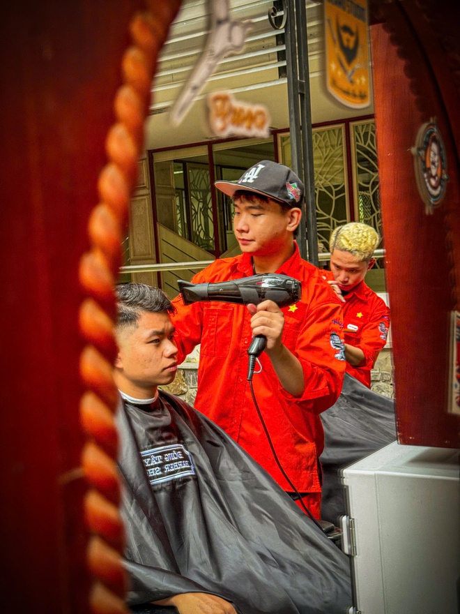 Xếp hàng 30-45 phút để được cắt tóc miễn phí - Ảnh 8.