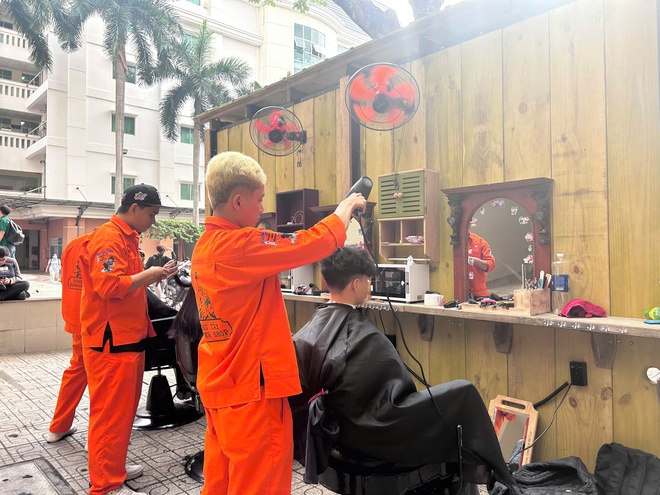 Xếp hàng 30-45 phút để được cắt tóc miễn phí - Ảnh 5.