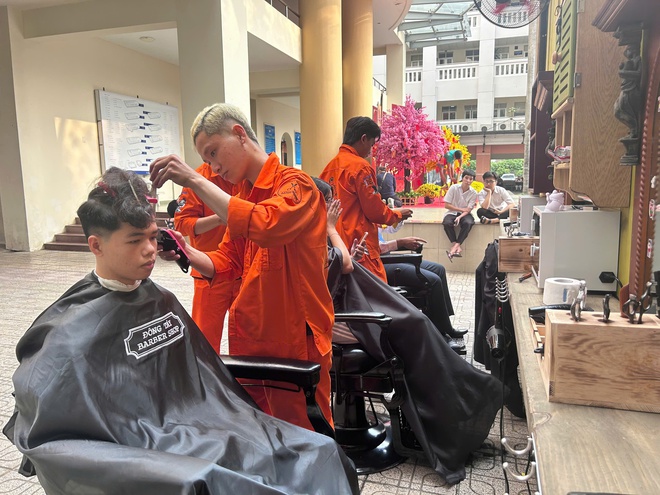 Xếp hàng 30-45 phút để được cắt tóc miễn phí - Ảnh 6.