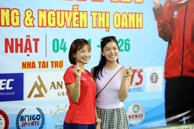 &lsquo;Nữ ho&agrave;ng điền kinh&rsquo; Nguyễn Thị Oanh xuất hiện ở sự kiện đặc biệt, đ&aacute;nh cầu l&ocirc;ng c&ugrave;ng vợ Tiến Minh- Ảnh 1.