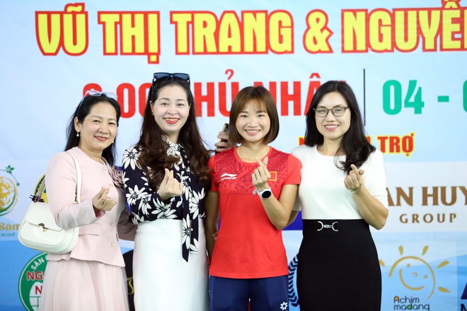 &lsquo;Nữ ho&agrave;ng điền kinh&rsquo; Nguyễn Thị Oanh xuất hiện ở sự kiện đặc biệt, đ&aacute;nh cầu l&ocirc;ng c&ugrave;ng vợ Tiến Minh- Ảnh 4.