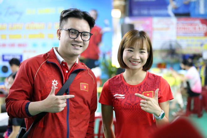 &lsquo;Nữ ho&agrave;ng điền kinh&rsquo; Nguyễn Thị Oanh xuất hiện ở sự kiện đặc biệt, đ&aacute;nh cầu l&ocirc;ng c&ugrave;ng vợ Tiến Minh- Ảnh 3.