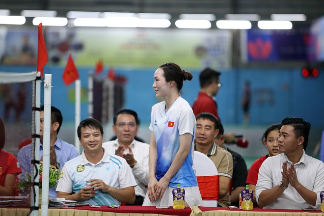 &lsquo;Nữ ho&agrave;ng điền kinh&rsquo; Nguyễn Thị Oanh xuất hiện ở sự kiện đặc biệt, đ&aacute;nh cầu l&ocirc;ng c&ugrave;ng vợ Tiến Minh- Ảnh 13.
