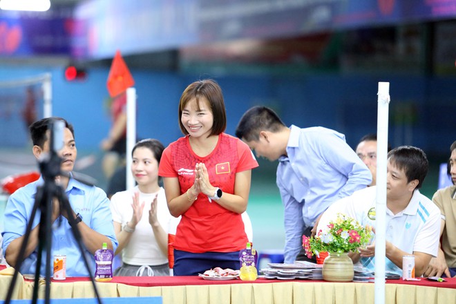 &lsquo;Nữ ho&agrave;ng điền kinh&rsquo; Nguyễn Thị Oanh xuất hiện ở sự kiện đặc biệt, đ&aacute;nh cầu l&ocirc;ng c&ugrave;ng vợ Tiến Minh- Ảnh 5.