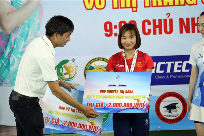 &lsquo;Nữ ho&agrave;ng điền kinh&rsquo; Nguyễn Thị Oanh xuất hiện ở sự kiện đặc biệt, đ&aacute;nh cầu l&ocirc;ng c&ugrave;ng vợ Tiến Minh- Ảnh 23.