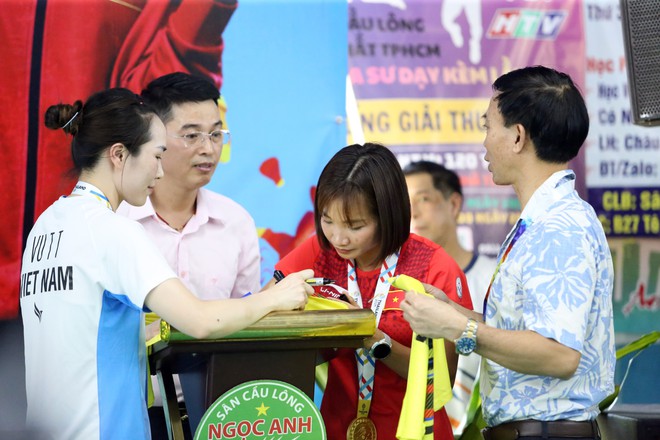 &lsquo;Nữ ho&agrave;ng điền kinh&rsquo; Nguyễn Thị Oanh xuất hiện ở sự kiện đặc biệt, đ&aacute;nh cầu l&ocirc;ng c&ugrave;ng vợ Tiến Minh- Ảnh 20.