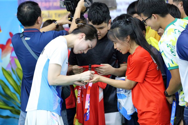 &lsquo;Nữ ho&agrave;ng điền kinh&rsquo; Nguyễn Thị Oanh xuất hiện ở sự kiện đặc biệt, đ&aacute;nh cầu l&ocirc;ng c&ugrave;ng vợ Tiến Minh- Ảnh 19.