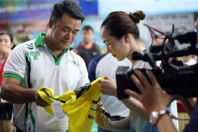 &lsquo;Nữ ho&agrave;ng điền kinh&rsquo; Nguyễn Thị Oanh xuất hiện ở sự kiện đặc biệt, đ&aacute;nh cầu l&ocirc;ng c&ugrave;ng vợ Tiến Minh- Ảnh 21.