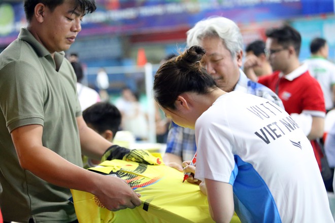 &lsquo;Nữ ho&agrave;ng điền kinh&rsquo; Nguyễn Thị Oanh xuất hiện ở sự kiện đặc biệt, đ&aacute;nh cầu l&ocirc;ng c&ugrave;ng vợ Tiến Minh- Ảnh 18.