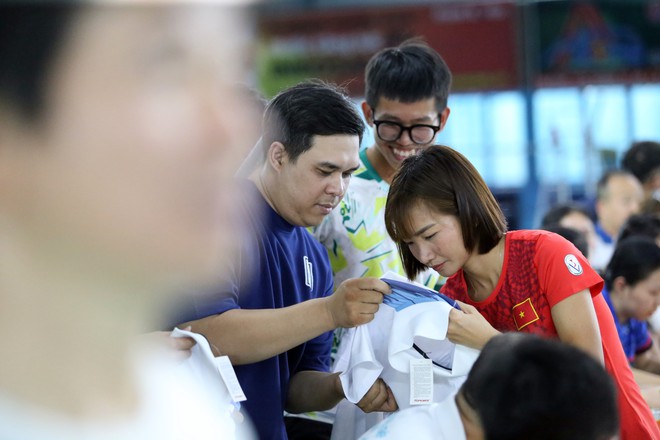 &lsquo;Nữ ho&agrave;ng điền kinh&rsquo; Nguyễn Thị Oanh xuất hiện ở sự kiện đặc biệt, đ&aacute;nh cầu l&ocirc;ng c&ugrave;ng vợ Tiến Minh- Ảnh 7.