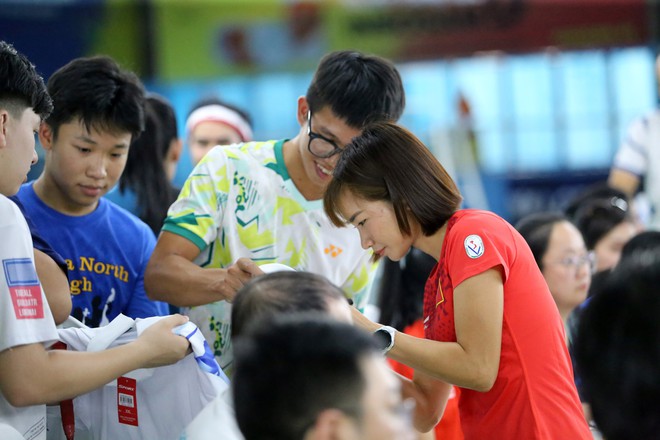 &lsquo;Nữ ho&agrave;ng điền kinh&rsquo; Nguyễn Thị Oanh xuất hiện ở sự kiện đặc biệt, đ&aacute;nh cầu l&ocirc;ng c&ugrave;ng vợ Tiến Minh- Ảnh 12.