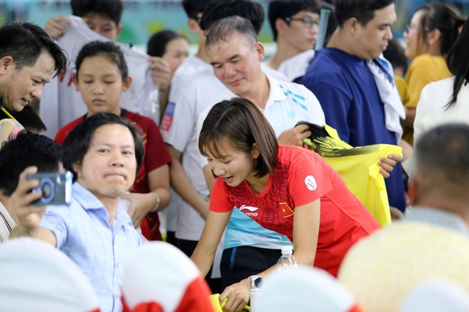 &lsquo;Nữ ho&agrave;ng điền kinh&rsquo; Nguyễn Thị Oanh xuất hiện ở sự kiện đặc biệt, đ&aacute;nh cầu l&ocirc;ng c&ugrave;ng vợ Tiến Minh- Ảnh 11.