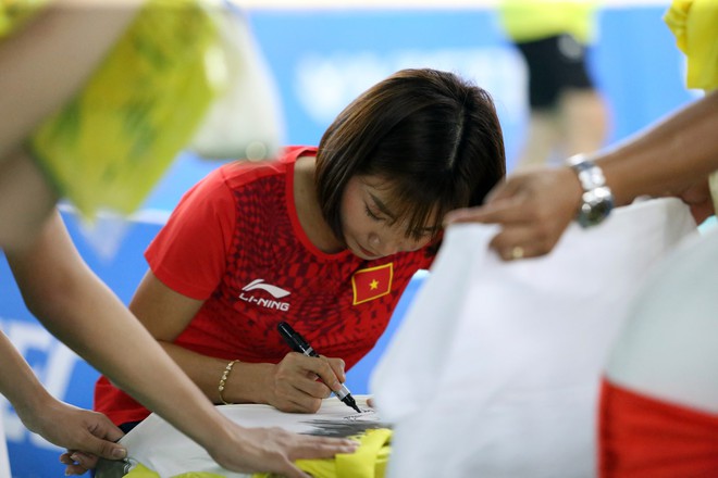 &lsquo;Nữ ho&agrave;ng điền kinh&rsquo; Nguyễn Thị Oanh xuất hiện ở sự kiện đặc biệt, đ&aacute;nh cầu l&ocirc;ng c&ugrave;ng vợ Tiến Minh- Ảnh 9.