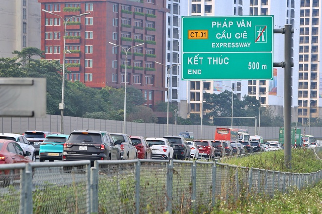 Người dân ùn ùn trở lại Hà Nội, nhiều tuyến đường huyết mạch ùn ứ- Ảnh 7. Người dân ùn ùn trở lại Hà Nội, nhiều tuyến đường huyết mạch ùn ứ- Ảnh 7.