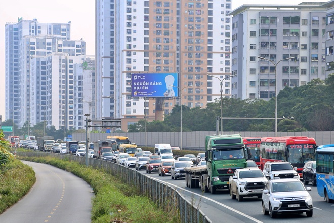 Người dân ùn ùn trở lại Hà Nội, nhiều tuyến đường huyết mạch ùn ứ- Ảnh 6. Người dân ùn ùn trở lại Hà Nội, nhiều tuyến đường huyết mạch ùn ứ- Ảnh 6.
