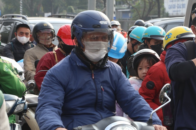 Người dân ùn ùn trở lại Hà Nội, nhiều tuyến đường huyết mạch ùn ứ- Ảnh 3. Người dân ùn ùn trở lại Hà Nội, nhiều tuyến đường huyết mạch ùn ứ- Ảnh 3.
