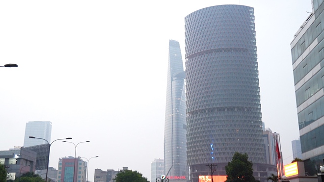 Mưa tr&aacute;i m&ugrave;a phủ x&aacute;m TP.HCM, sinh hoạt người d&acirc;n đảo lộn ng&agrave;y đầu năm - Ảnh 3.