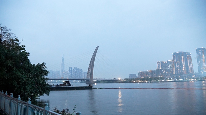 Mưa tr&aacute;i m&ugrave;a phủ x&aacute;m TP.HCM, sinh hoạt người d&acirc;n đảo lộn ng&agrave;y đầu năm - Ảnh 2.