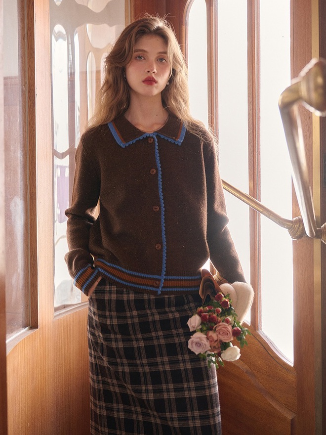 Sành điệu hơn khi phối áo len với chân váy xếp ly, váy da và quần jeans Áo len và cách phối ấm áp, xinh đẹp cho mùa mới - Ảnh 10.