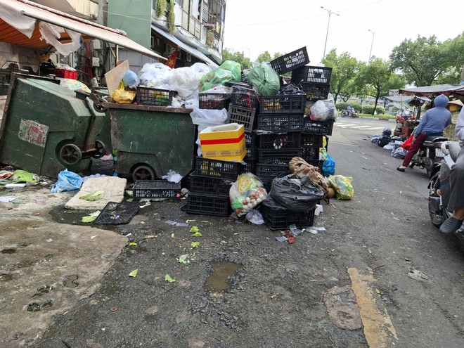 Nhiều điểm tập kết r&aacute;c trước nh&agrave; d&acirc;n - Ảnh 1.