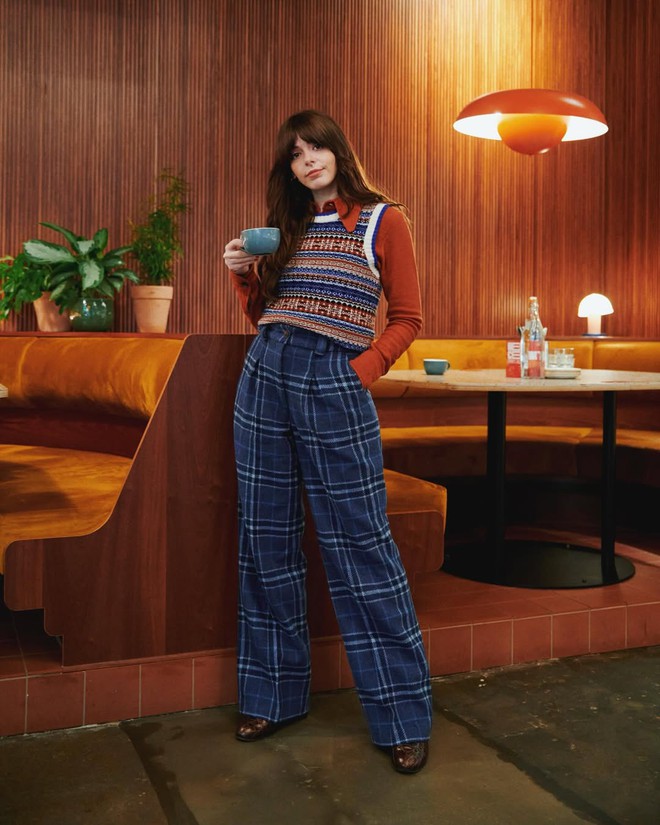 Sành điệu hơn khi phối áo len với chân váy xếp ly, váy da và quần jeans Áo len và cách phối ấm áp, xinh đẹp cho mùa mới - Ảnh 8.