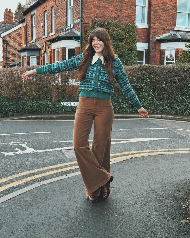 Sành điệu hơn khi phối áo len với chân váy xếp ly, váy da và quần jeans Áo len và cách phối ấm áp, xinh đẹp cho mùa mới - Ảnh 9.